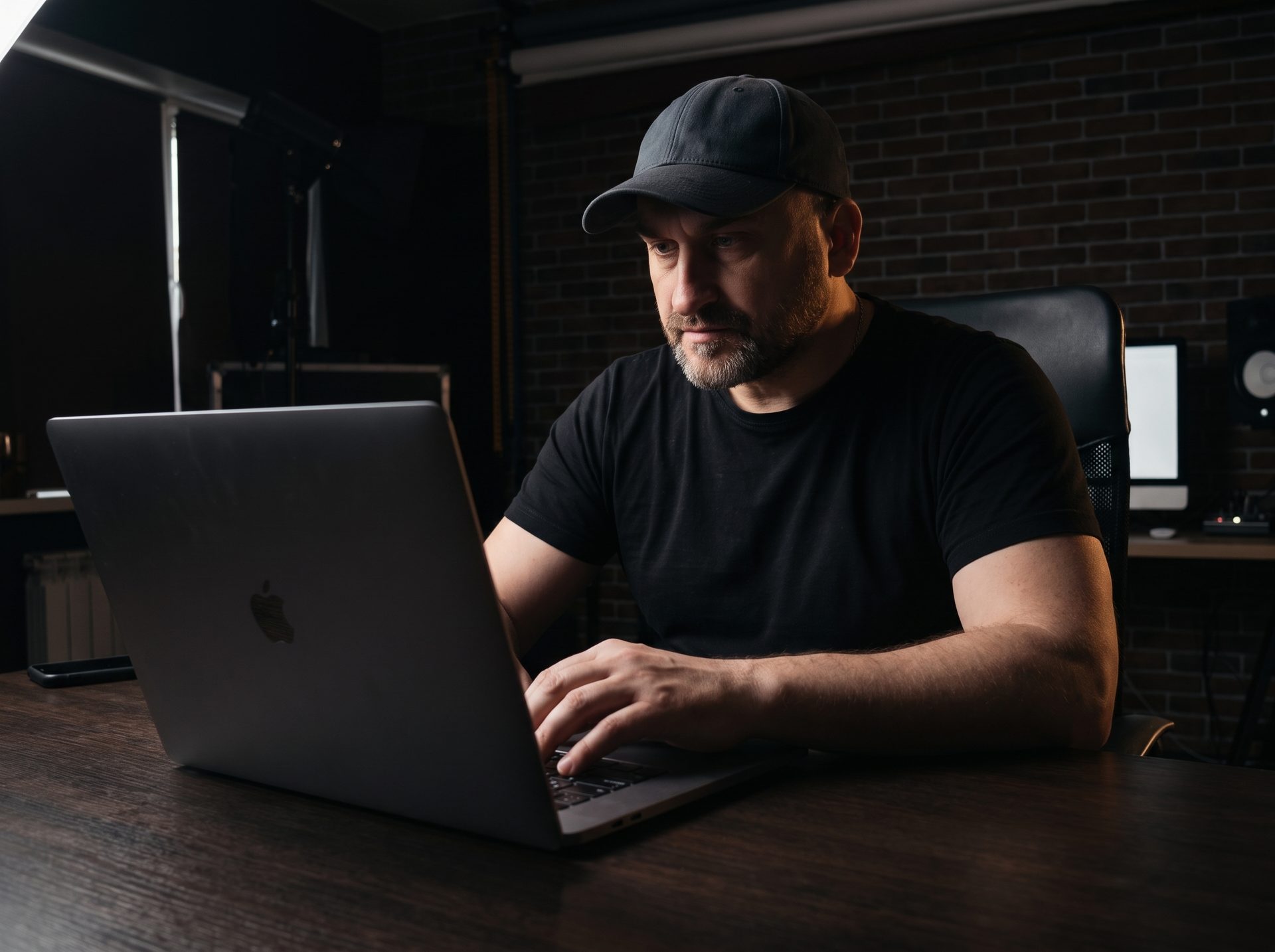 Алексей Тимофеев за работой
